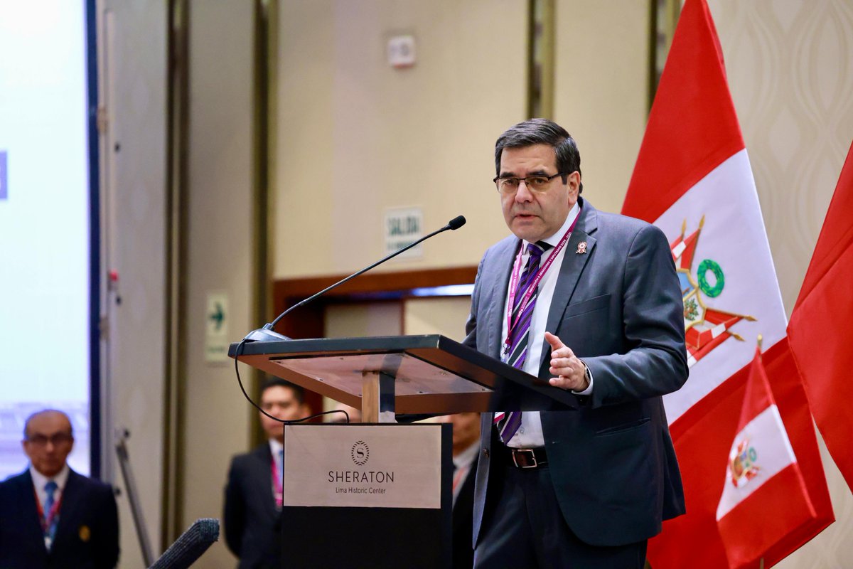 congresoperu's tweet photo. #CongresoInforma | El oficial mayor del Congreso, Giovanni Forno Flórez, clausuró el Programa de Inducción para Senadores y Diputados Electos 2026-2031, destacando la importancia de la preparación técnica y el compromiso con una gestión parlamentaria eficiente, transparente y orientada al servicio de la ciudadanía. 🏛️🇵🇪