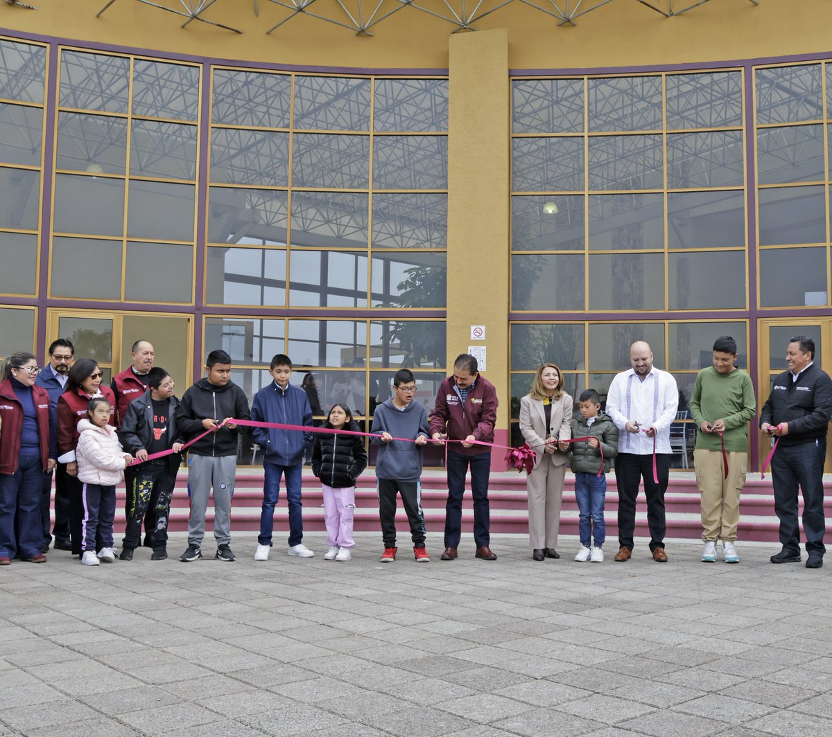 SeducEdoMex's tweet photo. 🤩 ¡Ya recorrimos dos veces el #EdoMex y hoy comenzamos la tercera vuelta!

El Secretario Miguel Ángel Hernández Espejel inició esta ruta con la inauguración, entrega de CCT y equipamiento del primer CAM en #Hueypoxtla, un logro alcanzado en conjunto con el Ayuntamiento. 🏫✨ https://t.co/VD8yJtvEy2