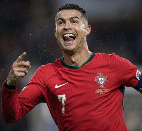 futaspor's tweet photo. 🎙️Muhabir: “Messi mi Cristiano mu?"

🇨🇻 Vozinha (Yeşil Burun Adaları’nın kalecisi): "Benim için Messi olağanüstü bir oyuncu, kıyaslanamaz. Eğer en büyük oyuncuyu seçmem gerekse, bu Messi olurdu."

🎙️Muhabir: "Bunu duyunca birçok Portekizli kızacak."

🗣️Vozinha: "Cristiano Ronaldo bir makine. Disiplinin en büyük örneği ama benim için Messi eşsiz bir oyuncu, dengi yok."