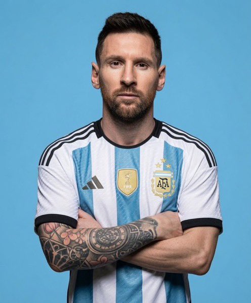 futaspor's tweet photo. 🎙️Muhabir: “Messi mi Cristiano mu?"

🇨🇻 Vozinha (Yeşil Burun Adaları’nın kalecisi): "Benim için Messi olağanüstü bir oyuncu, kıyaslanamaz. Eğer en büyük oyuncuyu seçmem gerekse, bu Messi olurdu."

🎙️Muhabir: "Bunu duyunca birçok Portekizli kızacak."

🗣️Vozinha: "Cristiano Ronaldo bir makine. Disiplinin en büyük örneği ama benim için Messi eşsiz bir oyuncu, dengi yok."