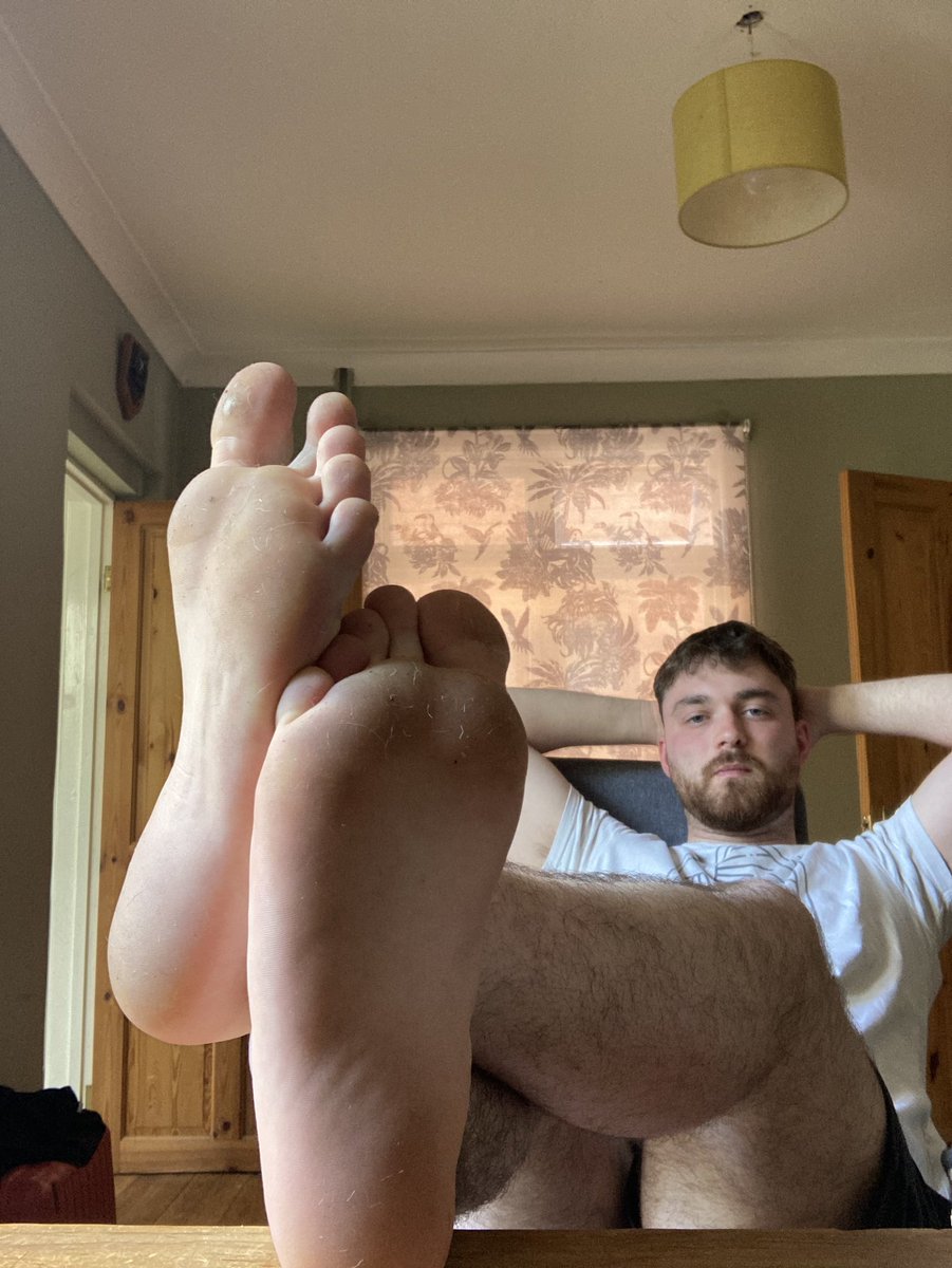 MasterJackk1's tweet photo. Putting my big sweaty alpha soles up after a long day of work🦶😵‍💫

What would you do to get a sniff of these?🦶🙇‍♂️

Relapse and dispense losers💰

@rt_feet https://t.co/eheupZtYED