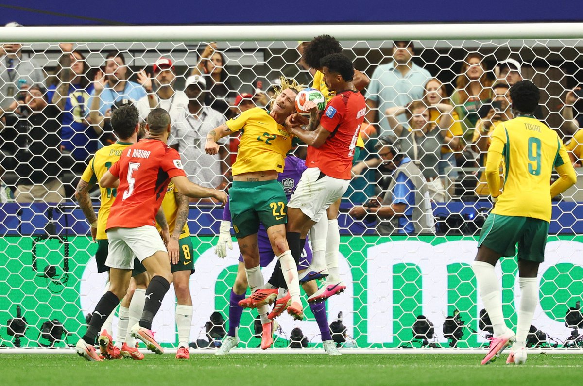 Radioestadio's tweet photo. ⏰ ET Australia 1-1 Egipto

🎙️ @manuterradillos: "A Australia no se le puede exigir pasar de ronda y eso provoca que no tengan por qué arriesgar nada. Egipto ha demostrado en la segunda parte que es mejor equipo, pero al final nos vamos a la prórroga en lo que ha sido un encuentro malo".

⬇️ Escucha aquí el #FIFAWorldCup en directo en #Radioestadio.

📻 https://t.co/svYgyPyyvL