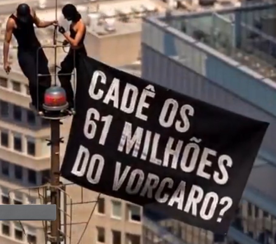 overdadeirohh's tweet photo. 🚨 URGENTE! Casal escala Empire State Building e manda recado para o Flávio Bolsonaro e para o Brasil

A Internet não perdoa! 🤣 https://t.co/Wp52CAqrcf