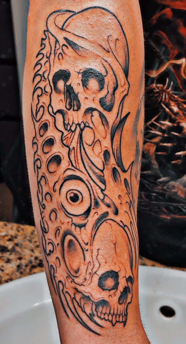 STEVENPLAGUE's tweet photo. Thanks @Goreshe for the birthday present! 💜🖤

Still needs a couple more hours of detail work &amp; shading here in a few weeks then it will be complete. 

credit: desolate_tattoos on Instagram 👀🤘🏻 https://t.co/KPLXzPGyZG