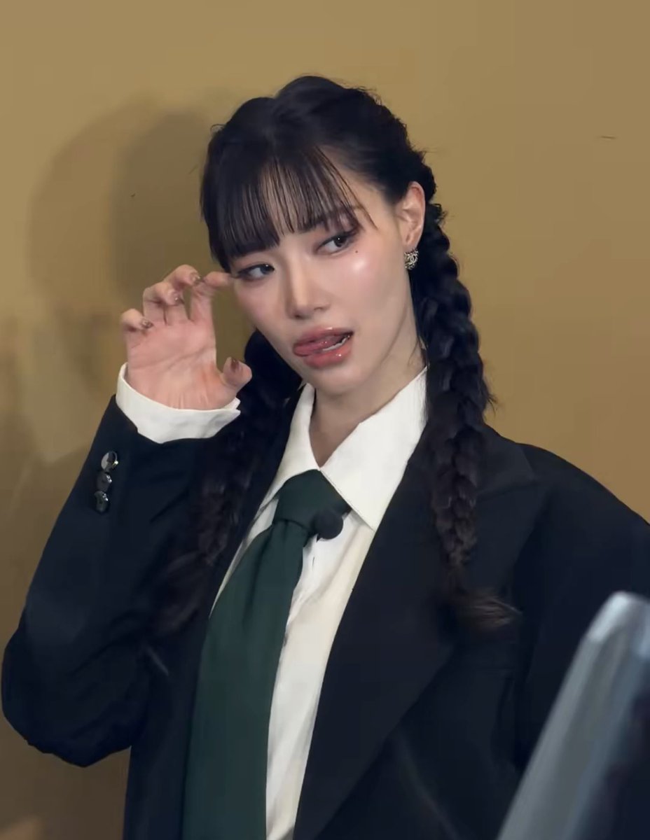 jinghuhh's tweet photo. so in love with her https://t.co/tgtbb1ch3z
