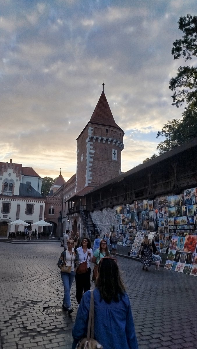 carolinasegui_'s tweet photo. Ya en Cracovia, muy bonito pero,
Dónde cojones
Dónde cojones está la niña polaca? https://t.co/auc31OZ1Yp
