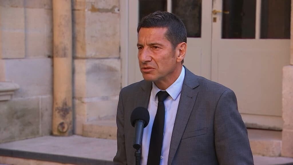 BFMTV's tweet photo. "Des compromissions morales et politiques": David Lisnard dénonce "une caste prête à tout" pour se maintenir au pouvoir à la présidentielle
https://t.co/KL4biVEKt1 https://t.co/V5bu1BhW7O