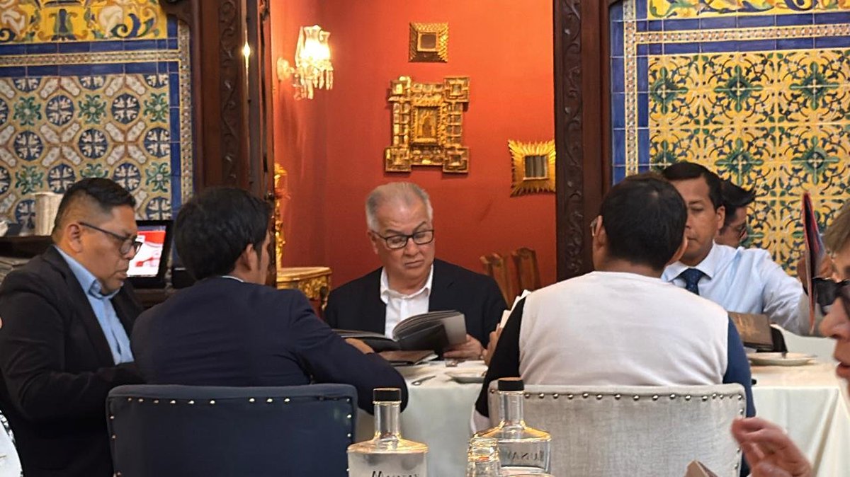 Noktambuleante's tweet photo. Electo senador izquierdista Alfonso López Chau @LopezChauNava disfruta de un proletario almuerzo en el comedor popular Casa Tambo del centro de Lima. Provecho https://t.co/CGelOQqoJD