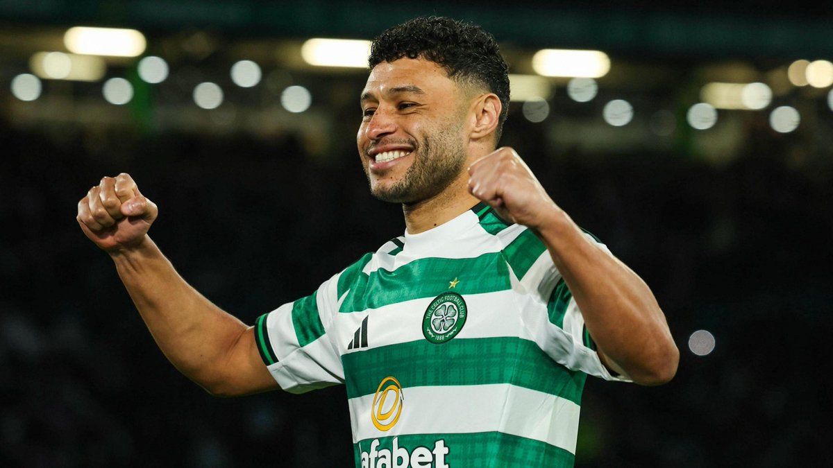 AnthonyRJoseph's tweet photo. Celtic have agreed a one-year deal for midfielder Alex Oxlade-Chamberlain.

The 32yo enjoyed his spell in Glasgow last season, but was weighing up options at a number of clubs in Europe this summer. 

Hoops boss Martin O’Neill has convinced him to stay.

(w/@JamesSavundra) https://t.co/VRfGJKZHRb
