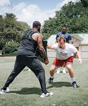 bearszn's tweet photo. Bears OTs Darnell Wright, Theo Benedet and Kiran Amegadjie were putting in work with former 5x Pro Bowl LT Terron Armstead 👀

Love to see it. Having a mentor like Armstead will only make them better. 🐻⬇️

via @T_Armstead72 https://t.co/PTzEqLddSz