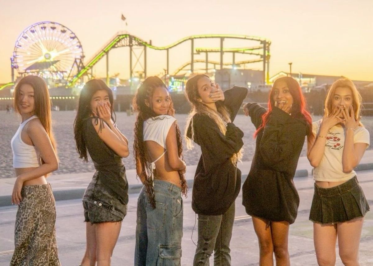marzarchivee's tweet photo. can we go back to when the fandom supported all SIX girls? https://t.co/hrWZHxcX9U