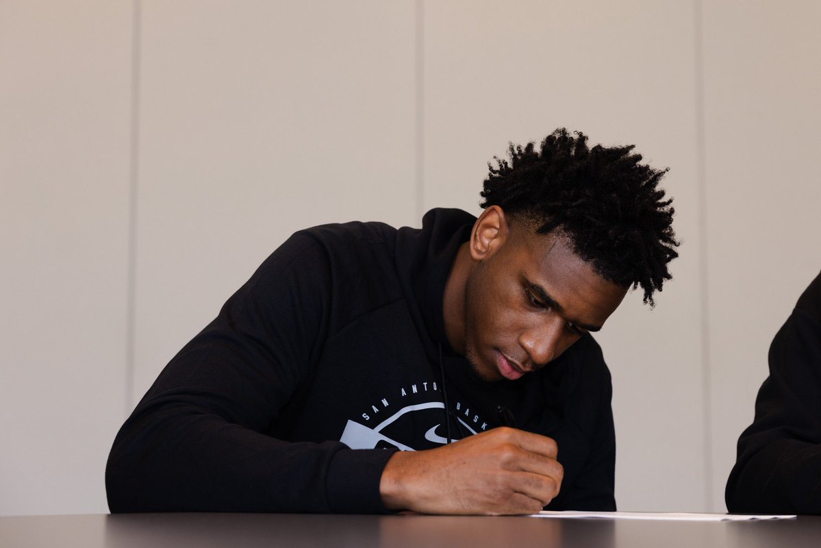 AMRAgency's tweet photo. Huge congrats to Tarris Reed on making it official !!! https://t.co/RVXYv4hOTd
