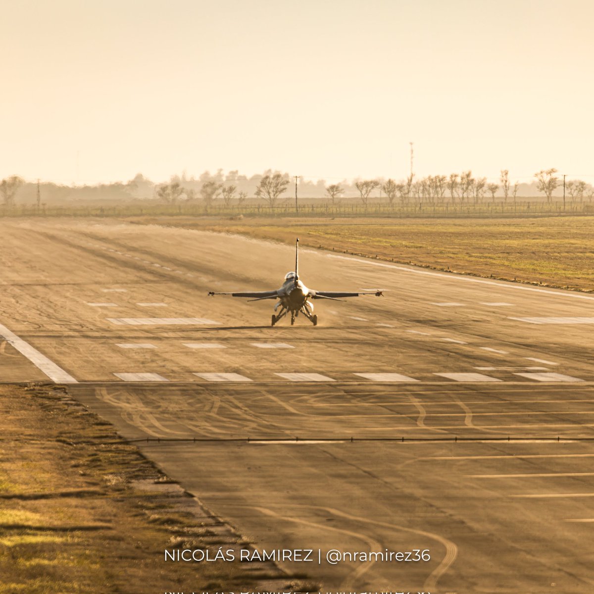 nramirez36's tweet photo. Vuelo Solo!

Los pilotos argentinos que están realizando la instrucción en Argentina realizaron su primer vuelo solo en los F16 https://t.co/nT3UvSyae6