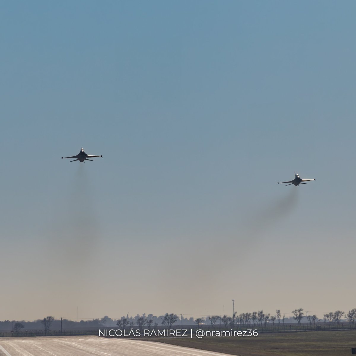nramirez36's tweet photo. Vuelo Solo!

Los pilotos argentinos que están realizando la instrucción en Argentina realizaron su primer vuelo solo en los F16 https://t.co/nT3UvSyae6