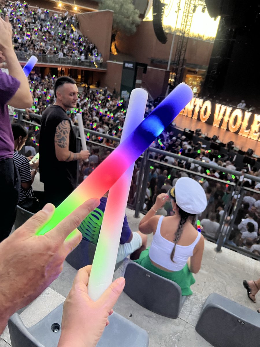 la_iab's tweet photo. Quando superi i decibel e ti staccano le casse… ma come si fa 🤬 #gigidagostino #gigidag #auditoriumparcodellamusica #roma https://t.co/nQnaH0qwPj