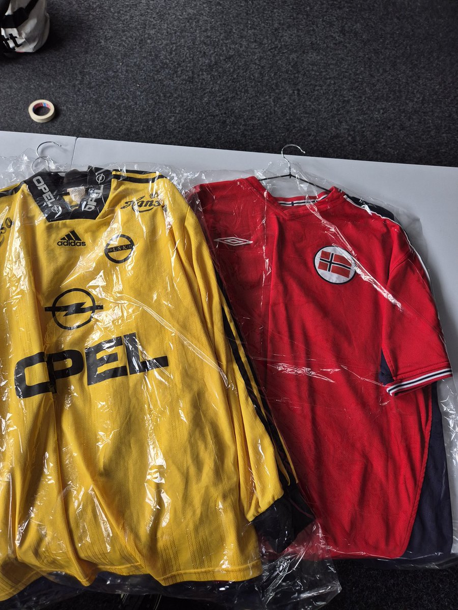HognerX's tweet photo. Butttikk åpner i morgen kl.12-15. Solheimsgata 1 i Lillestrøm (2 minutter  ganger fra togstasjonen)

Vi selger fotballstæsj fra @ForzaSecondHand og diverse fotballbøker og drakter, samt merch fra podkaster som @PyroPivoPod, @HardeMottak, @Kald_Kaffe og #Kull. https://t.co/IHa2Irguwk