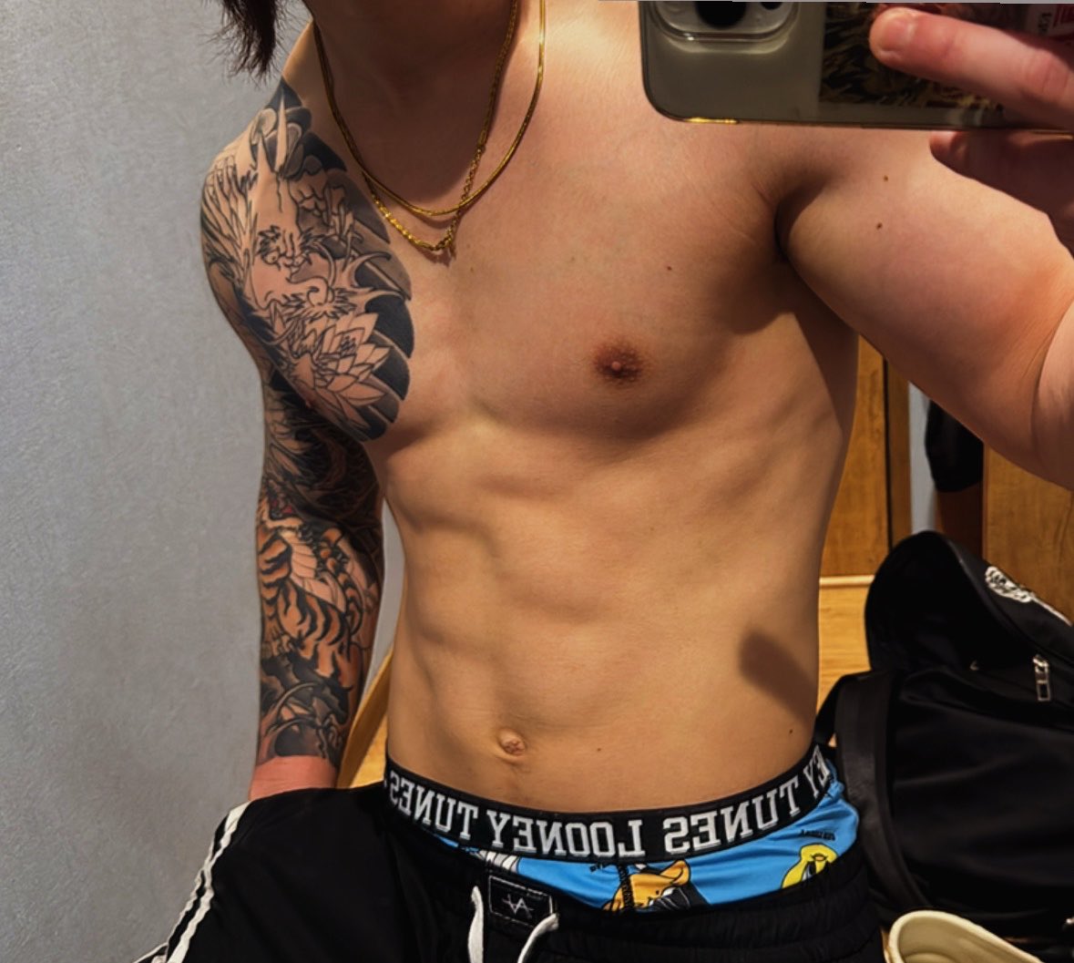 7staorg_ren's tweet photo. 酒に酔っ払う怖さを覚えた
おっさんの体がこれやわ。

歳とるって最高な事やなって思ったわ
負けへんで何に対して？ https://t.co/Nd3OYxqwJ1
