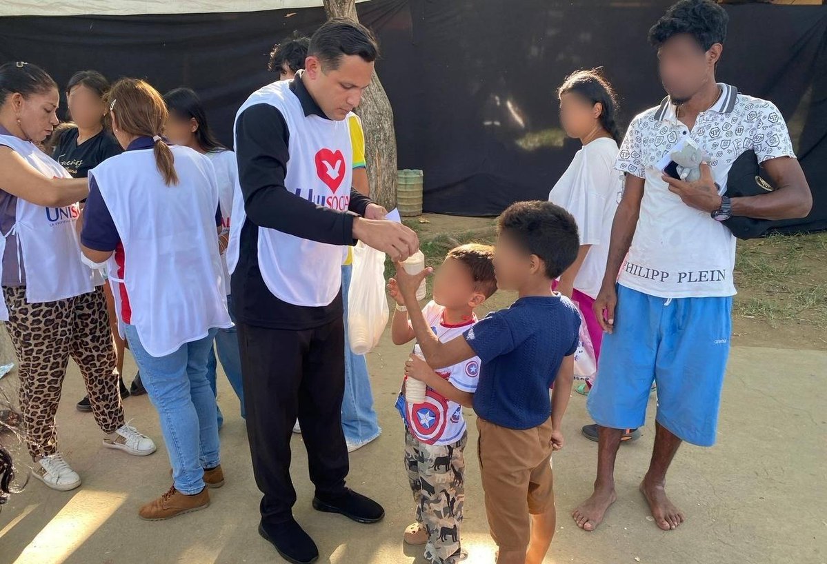 IgrejaUniversal's tweet photo. FORÇA-TAREFA NA VENEZUELA: mais de 84 mil pessoas já foram beneficiadas na ação humanitária da Universal. Quase dez dias depois, os voluntários seguem ativos na ajuda aos sobreviventes e àqueles que estão trabalhando no resgate na capital do país, Caracas, e em outras cidades. https://t.co/v74FFei3eq