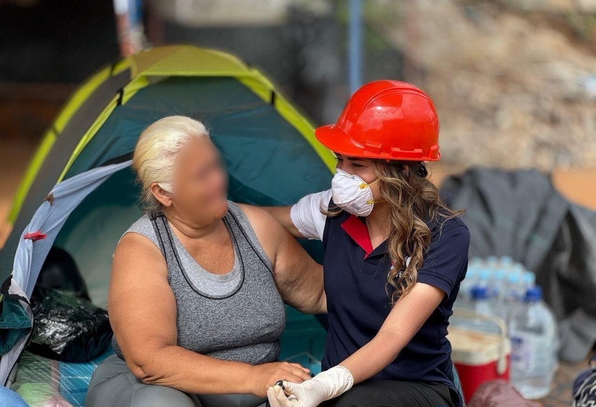IgrejaUniversal's tweet photo. FORÇA-TAREFA NA VENEZUELA: mais de 84 mil pessoas já foram beneficiadas na ação humanitária da Universal. Quase dez dias depois, os voluntários seguem ativos na ajuda aos sobreviventes e àqueles que estão trabalhando no resgate na capital do país, Caracas, e em outras cidades. https://t.co/v74FFei3eq