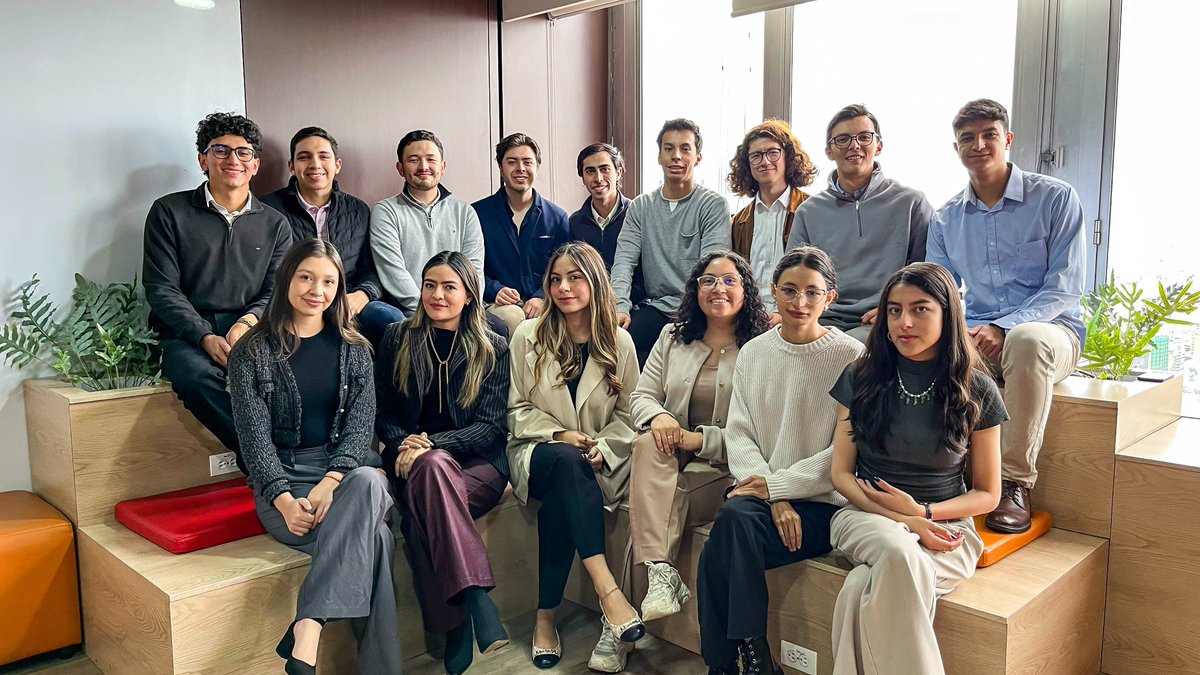 Bancoldex's tweet photo. Le damos la bienvenida a nuestros 15 nuevos pasantes de verano, quienes inician su experiencia profesional en #Bancóldex. 🎉

Nos alegra abrir las puertas a jóvenes talentos que llegan con nuevas ideas, entusiasmo y ganas de aprender, aportando valor a nuestras diferentes áreas y fortaleciendo nuestro compromiso con el desarrollo del talento del país.

Confiamos en que esta etapa será una oportunidad para crecer, compartir conocimientos y construir juntos experiencias que impulsen su futuro profesional.

¡Bienvenidos a #Bancóldex! 🚀💙
#TalentoJoven #DesarrolloProfesional #PrácticasProfesionales #SomosBancóldex