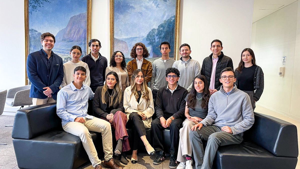 Bancoldex's tweet photo. Le damos la bienvenida a nuestros 15 nuevos pasantes de verano, quienes inician su experiencia profesional en #Bancóldex. 🎉

Nos alegra abrir las puertas a jóvenes talentos que llegan con nuevas ideas, entusiasmo y ganas de aprender, aportando valor a nuestras diferentes áreas y fortaleciendo nuestro compromiso con el desarrollo del talento del país.

Confiamos en que esta etapa será una oportunidad para crecer, compartir conocimientos y construir juntos experiencias que impulsen su futuro profesional.

¡Bienvenidos a #Bancóldex! 🚀💙
#TalentoJoven #DesarrolloProfesional #PrácticasProfesionales #SomosBancóldex