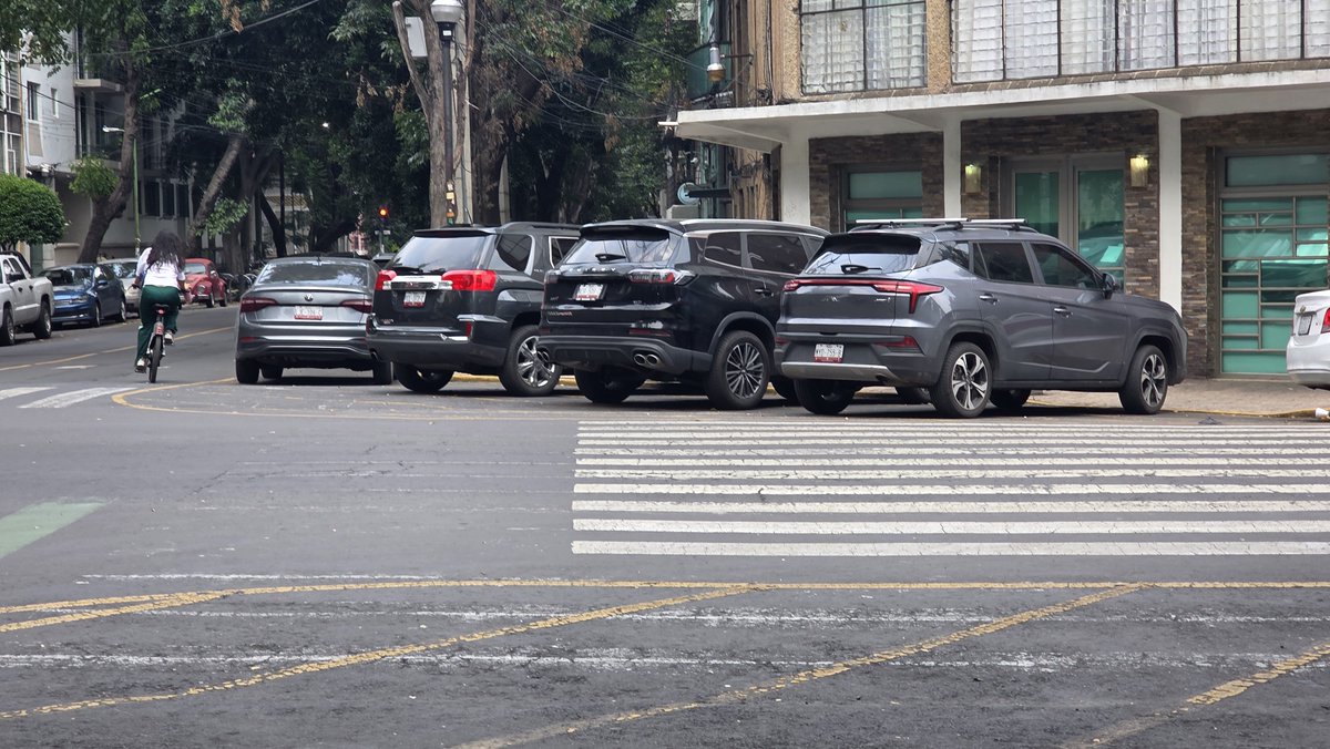 jorhot's tweet photo. Todos los días que voy por mi hijo a la escuela están estacionadas sobre el paso peatonal Maria Contreras esq. Pimentel @OVIALCDMX @locatel_mx @SSC_CDMX https://t.co/6Pry69qxZr