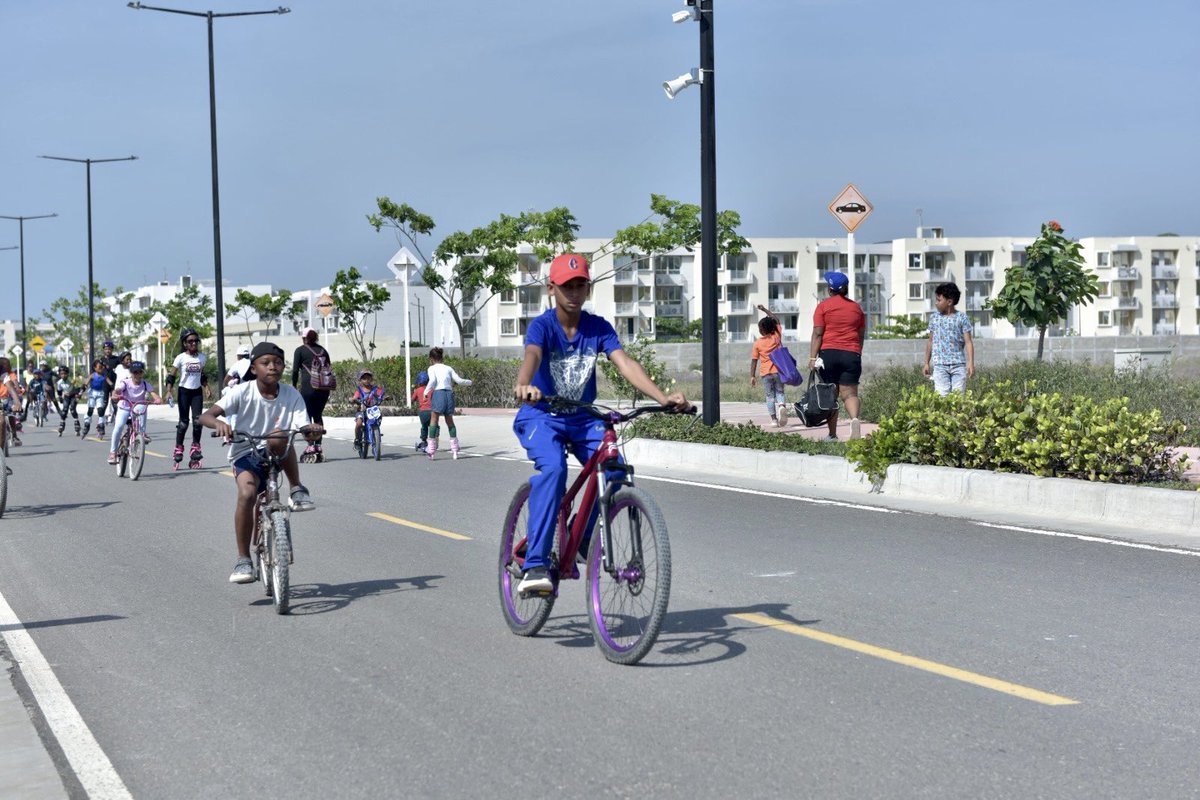 FunSerenadelMar's tweet photo. 🚲Los niños, niñas y familias de la comunidad de Manzanillo del Mar vivieron una experiencia que contribuyó al bienestar colectivo. A través de una Ciclo Ruta🚴🏽‍♀️ promovimos el uso responsable de las vías a la comunidad, fortaleciendo hábitos de vida saludable👨‍👩‍👧‍👦 https://t.co/c55XpzCBYK