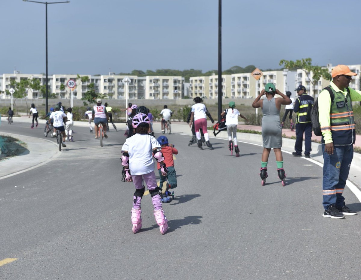 FunSerenadelMar's tweet photo. 🚲Los niños, niñas y familias de la comunidad de Manzanillo del Mar vivieron una experiencia que contribuyó al bienestar colectivo. A través de una Ciclo Ruta🚴🏽‍♀️ promovimos el uso responsable de las vías a la comunidad, fortaleciendo hábitos de vida saludable👨‍👩‍👧‍👦 https://t.co/c55XpzCBYK