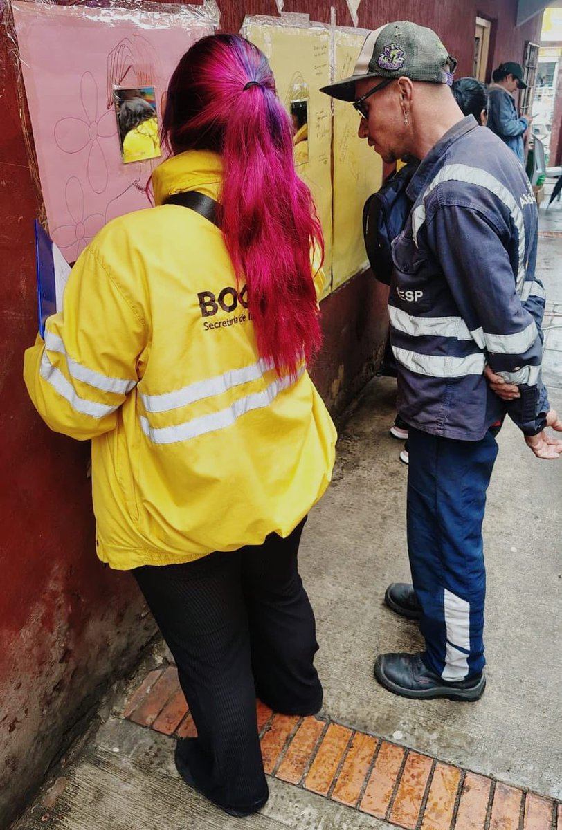 integracionbta's tweet photo. 👉 Con el equipo de abordaje territorial, estuvimos en la localidad de #AntonioNariño realizando diferentes actividades pedagógicas🧩 con los ciudadanos🙋‍♀️🙋‍♂️ habitantes de calle, con quienes promovimos el cuidado del espacio público,🟢 el bienestar de los animales de compañía, compartimos diálogos y alimentos.🤗

#AquíSíPasa🟡🔴