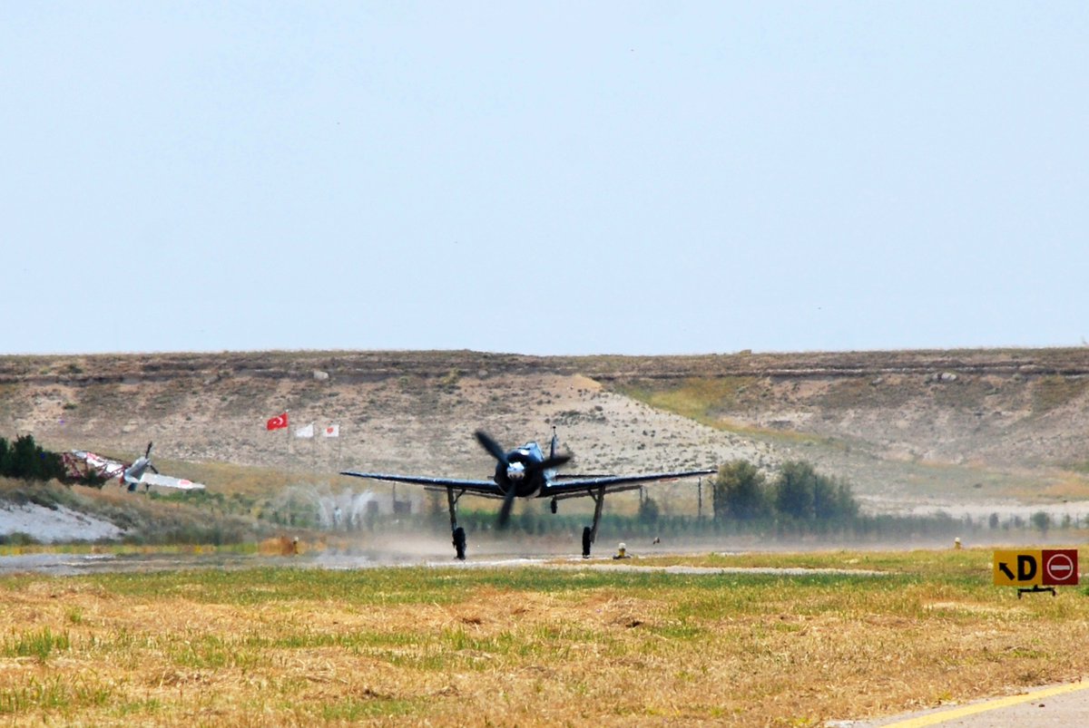 kamilykz's tweet photo. Bir yıl önce yıkık dökük bir halde geldiğinde anlamıştım bir gün mutlu olacağını. Gün bu gün. Nasıl da güzelsin. 
Focke Wulf 190, İlk uçuşunu bugün yaptı. Bir yıl süren restorasyon sonucu onu havada görmek paha biçilemez! Hem de karefors'lu😉🇹🇷 https://t.co/joSE2OVHjP