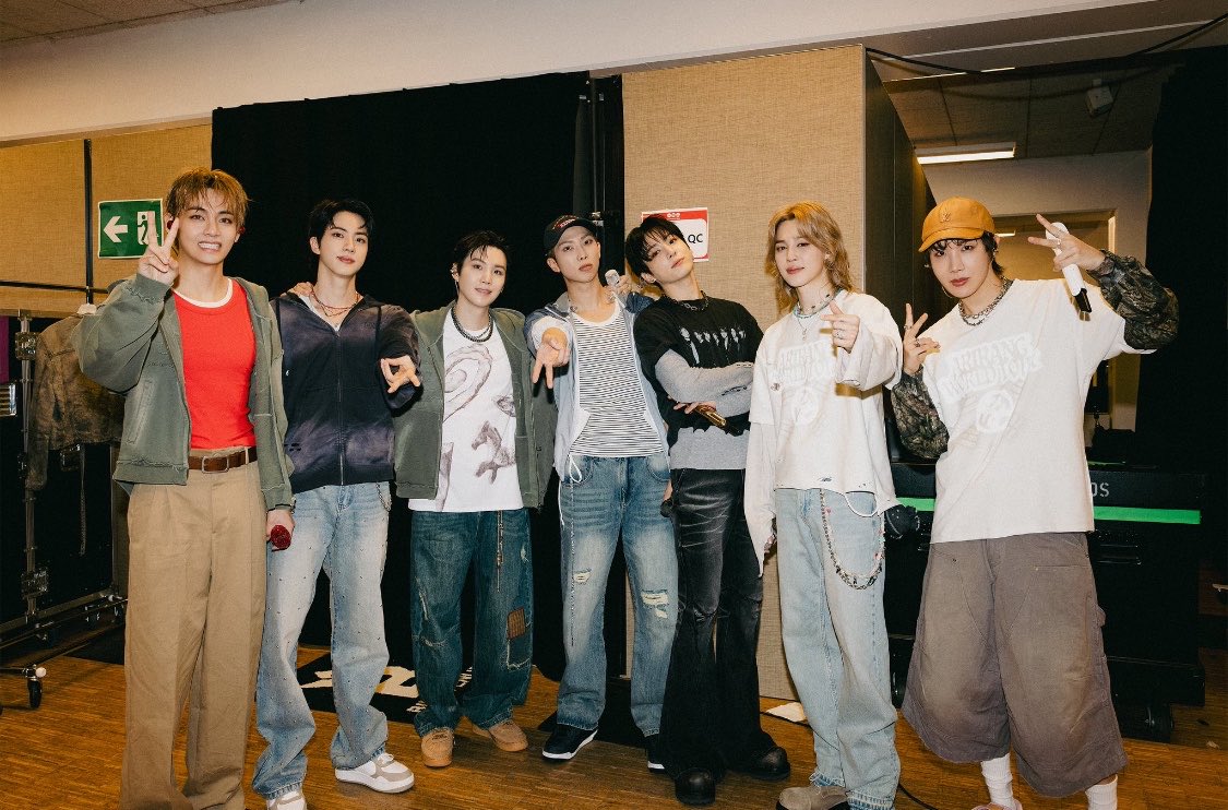IK72725582's tweet photo. おはようございます。

🎶🐨🐹🐱🐿️🐥🐻🐰🎶 .•*¨*•.¸¸

I'm listening to #SWIM from #BTS(@BTS_twt)

💜💜💜💜💜💜💜🍀
♡♡BTS IS SEVEN♡♡♡
♡ WE LOVE YOU BTS ♡
WITH BTS TILL THE END
　　💜아포방포💜

20260704
BTS WORLD TOUR ‘ARIRANG’
#KEEPSWIMMING
#BTS #방탄소년단 #BTS_ARIRANG https://t.co/NsgswPpDiQ