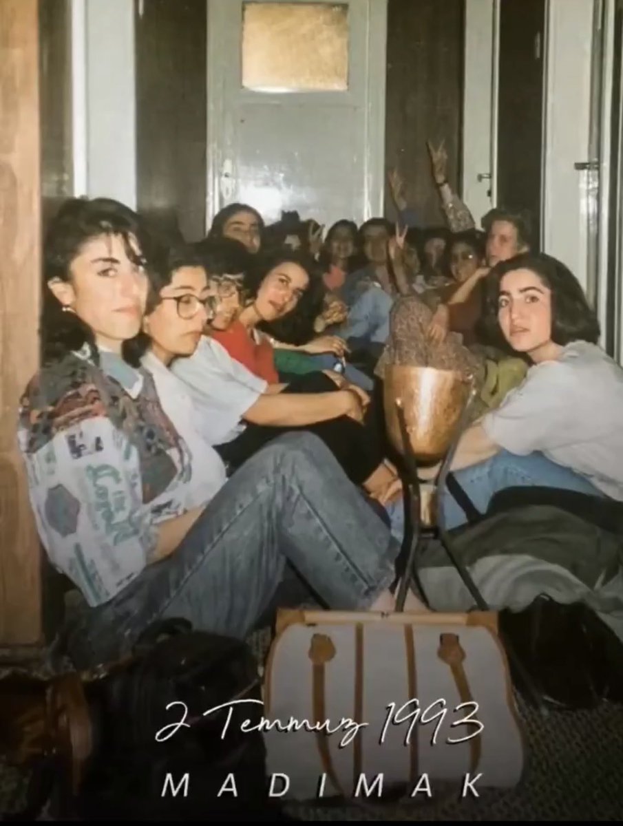 AliKunur1's tweet photo. 2 Temmuz 1993
Sivas Madımak katliamı
Diri diri yakıldılar, birileri eline ateşi aldı öteki benzini, bir diğeri iyi tutuşsun diye naylonu. Sonra oturup zevkle izlediler.
Dava zaman aşımı, caniler cezasız.
#SivasKatliamı https://t.co/gIkVDxTODv