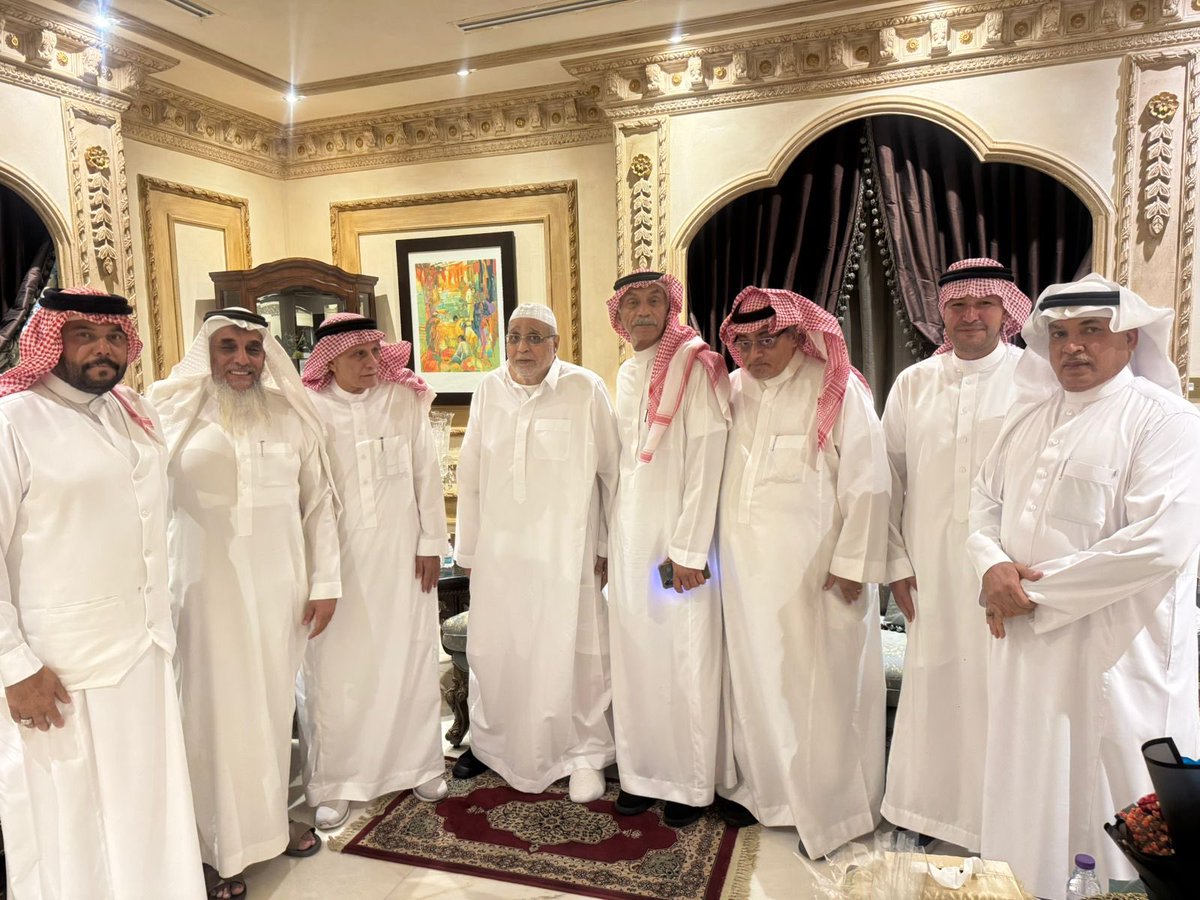 Drkhederallhyan's tweet photo. سعدت هذه الليلة بزيارة سعادة الدكتور أبو بكر باقار وكيل وزارة الثقافة والإعلام للعلاقات الثقافية الدولية سابقاً في منزله العامر بجدة بعد تعرضه لعارض صحي قبل أيام .. وقد كان في زيارته أيضاً زملائي مجموعة الأوفياء الإعلامية، وقد رافقني في الزيارة الزميل والصديق العزيز عبدالله باحطاب مدير جمعية الثقافة والفنون سابقاً والأستاذ علأ باحطاب وابنه لؤي، حيث استرجعنا ذكريات مشاركاتنا في الأيام الثقافية السعودية في الخارج، عندما كان الدكتور باقادر رئيسا للوفد، وقد سعدت بإهداء الدكتور باقادر نسخ من إصداراتي الأدبية ال 11 السابقة.