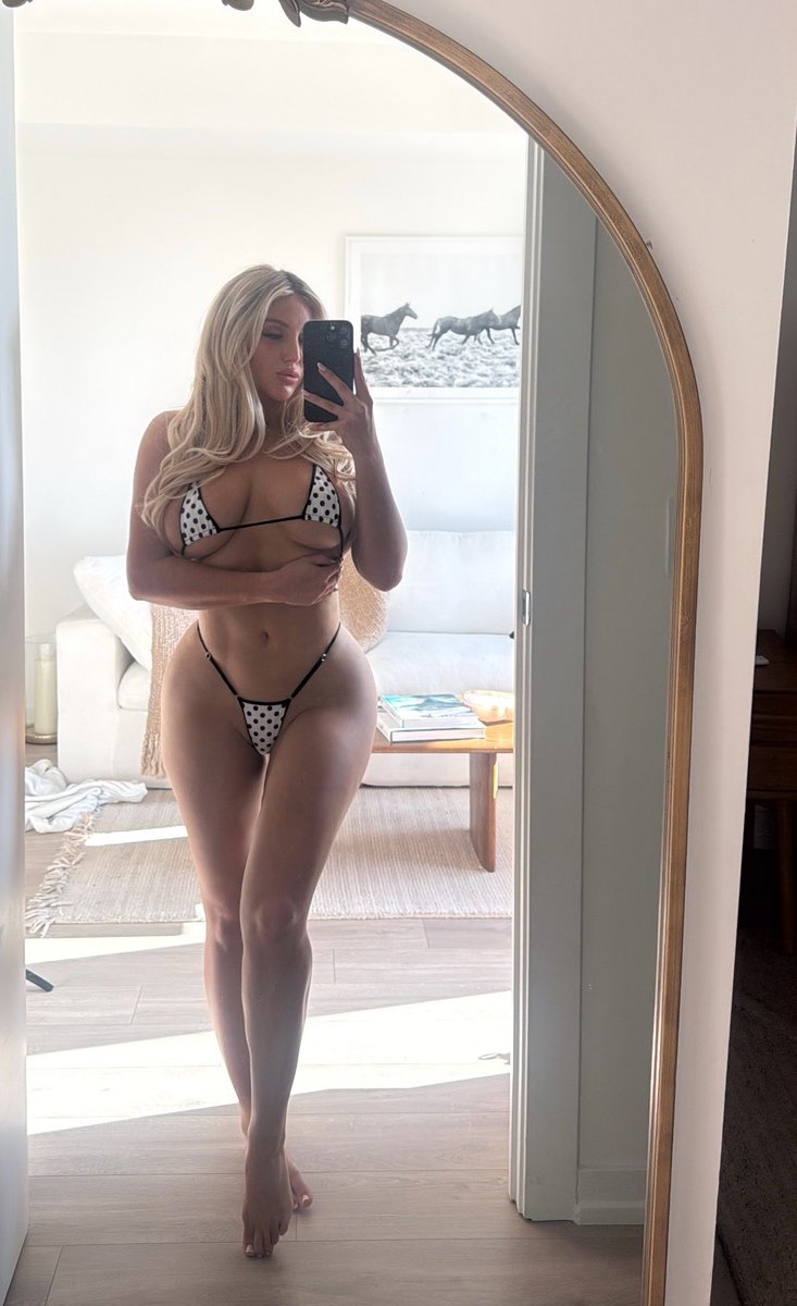 kayleygunner's tweet photo. front or back? https://t.co/06CgiE5Buq https://t.co/dEYKgbZIUg