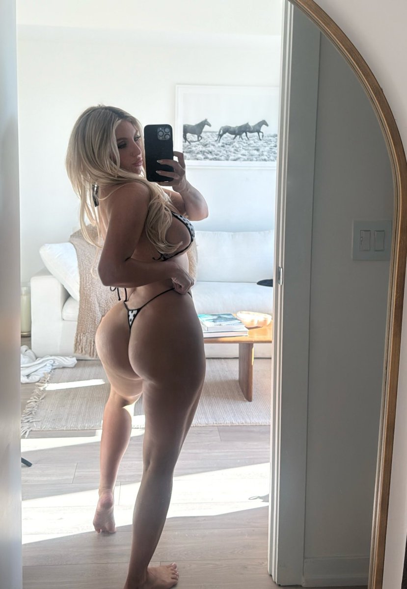 kayleygunner's tweet photo. front or back? https://t.co/06CgiE5Buq https://t.co/dEYKgbZIUg