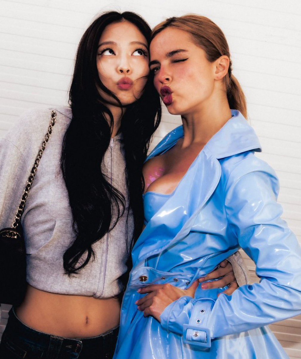 pinksview's tweet photo. JENNIE WITH ADDISON RAE. https://t.co/FLr7fWJbrN