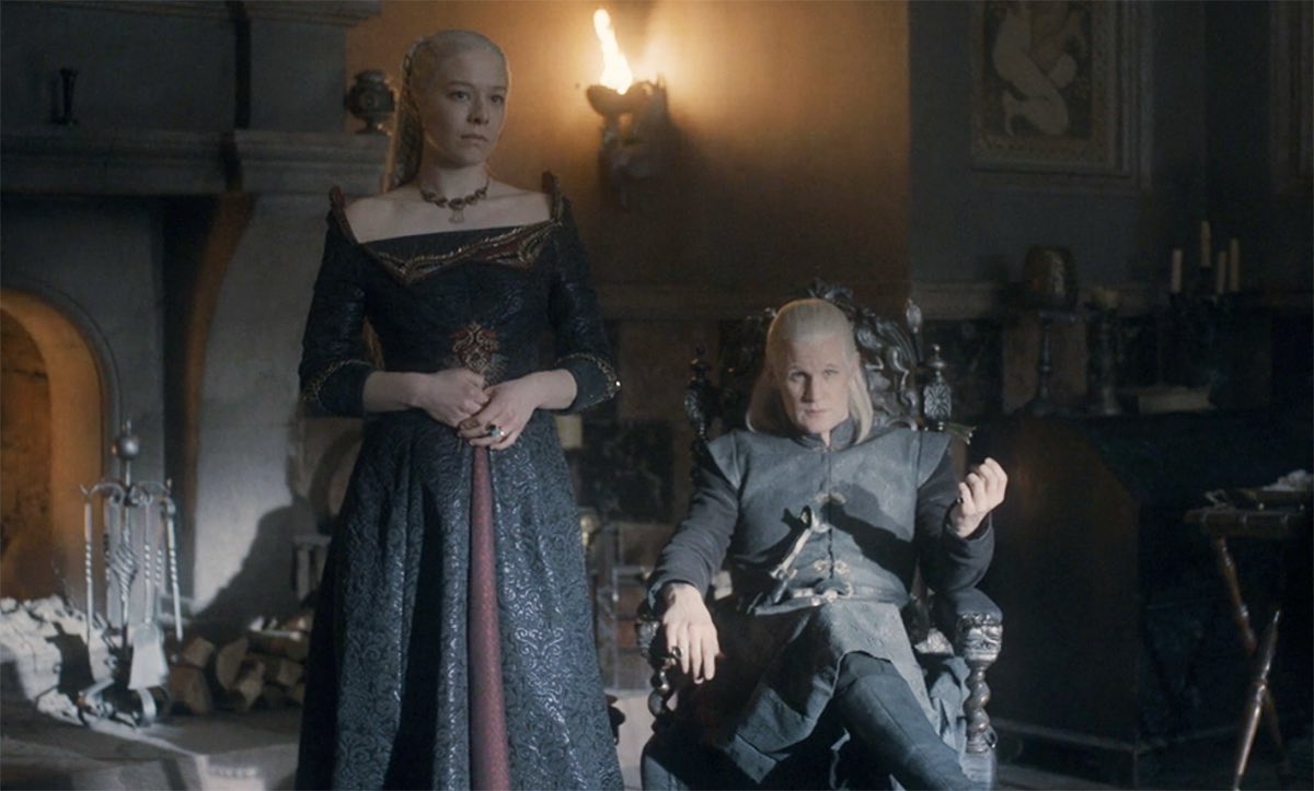 dumestorm's tweet photo. rhaenyra giving up her seat to an elderly person, she’s so kind ❤️ https://t.co/dqTqEKZpwk