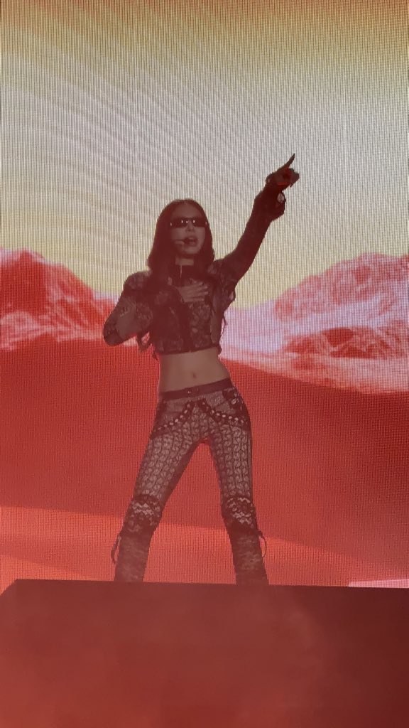 BLACKPINKBRASIL's tweet photo. O LOOK! Jennie já está no palco 🔥

JENNIE HEADLINES ROSKILDE  
#RoskildeFestival #JENNIE https://t.co/M243Rs93nL