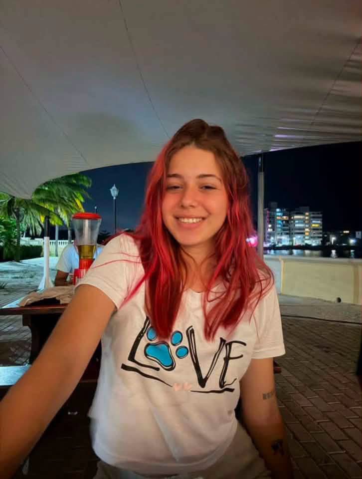alvaroferro66's tweet photo. Qué fácil es atacar a una joven valiente desde el anonimato.

Mientras Anna Sofía Benítez Silvente da la cara con su nombre y asume las consecuencias de defender la libertad de Cuba, hay quienes prefieren esconderse detrás de un seudónimo para justificar a una dictadura que lleva más de seis décadas reprimiendo al pueblo cubano.

Si realmente su nombre es Danay Álvarez Argota y no el perfil con el que se presenta en redes, la primera pregunta es sencilla: ¿por qué esconder la identidad mientras se exige transparencia a los demás?

Resulta aún más contradictorio defender con tanta pasión un sistema que impide libertades básicas, mientras, según se afirma públicamente, su propia hija ha elegido vivir en Estados Unidos, el mismo país que tanto demonizan. Si el socialismo cubano es el modelo ideal, ¿por qué tantos familiares de sus defensores terminan buscando su futuro fuera de Cuba?

Atacar a una muchacha por pensar diferente no la hace más revolucionaria; la convierte en defensora de la intolerancia. Anna Sofía no ha pedido cárcel para nadie. No ha perseguido a nadie. Solo ha ejercido su derecho a expresarse. Quienes intentan silenciarla son los que deberían explicar por qué le tienen tanto miedo a la opinión de una joven.

Las ideas se derrotan con argumentos, no con campañas de descrédito. Y la verdad siempre termina imponiéndose sobre la propaganda.