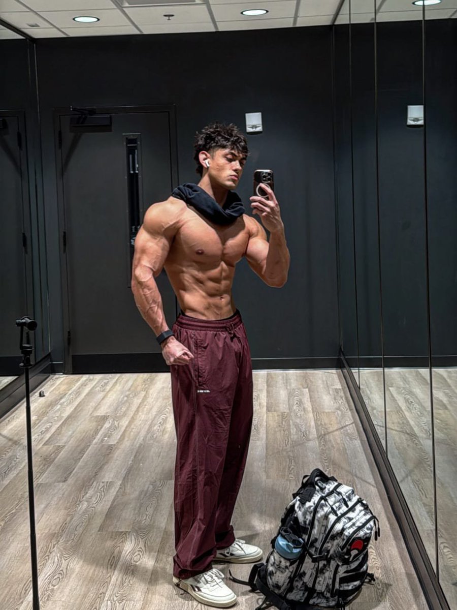 AlphaKent12's tweet photo. Give yourself fully over to master😵‍💫😈💸 
Faggs I own you 
#findom #cashmaster #alpha #Biceps https://t.co/ZCgSRHmd0R