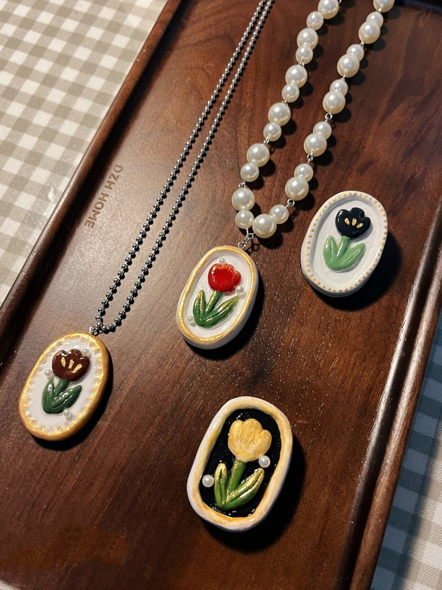 sundayfam's tweet photo. Just finished this cute hand-painted clay keychain! Every tiny detail is handmade with love  Perfect for adding a warm, personal touch to your daily bags https://t.co/5hNqjc7bpd