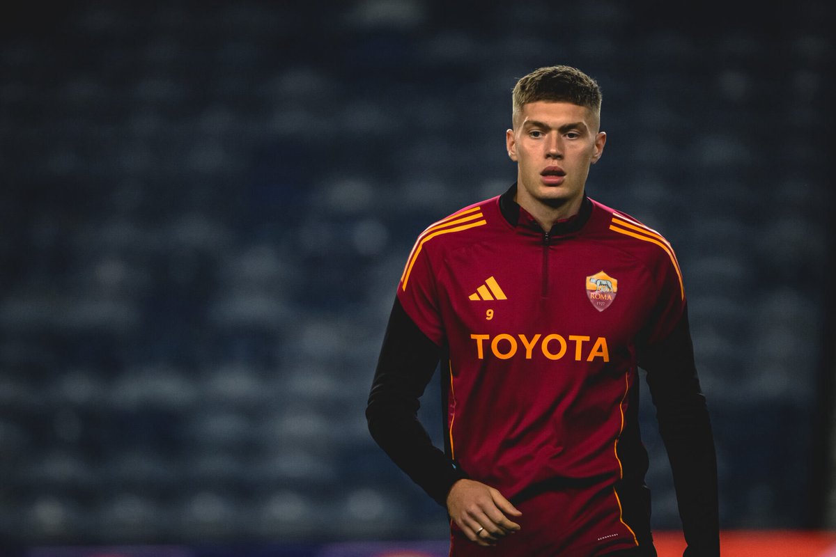 RomaSpace_eu's tweet photo. La Roma avrebbe aperto al prestito oneroso di Artem Dovbyk al Genoa. C'è però un grosso problema relativo all'ingaggio del giocatore. L'attaccante ucraino guadagna 3,5 milioni di euro all'anno. Una cifra che le casse dei liguri non si possono permettere. 

@SkySport 

#RomaSpace | #ASRoma