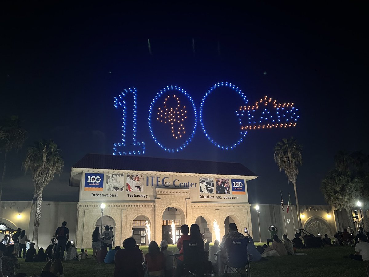 IHernandez32293's tweet photo. Oh Brownsville you even have a drone show!♥️🌹🇺🇸
Never intended to catch feelings, but look at me now.💋
#BrownsvilleTx #OneCity #Puro956 #BTX #RGV #TSC100 #Texas #HEB https://t.co/AQezAINkNr