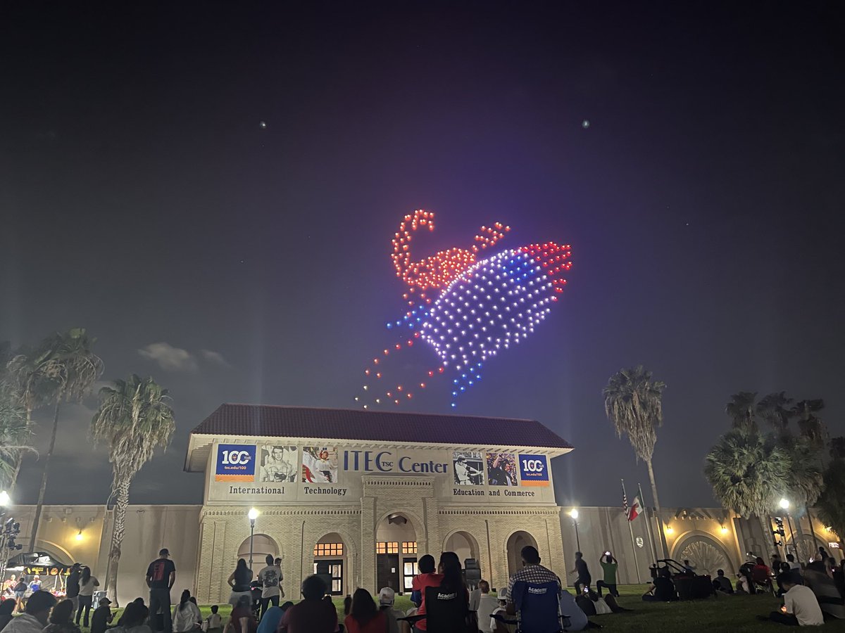 IHernandez32293's tweet photo. Oh Brownsville you even have a drone show!♥️🌹🇺🇸
Never intended to catch feelings, but look at me now.💋
#BrownsvilleTx #OneCity #Puro956 #BTX #RGV #TSC100 #Texas #HEB https://t.co/AQezAINkNr