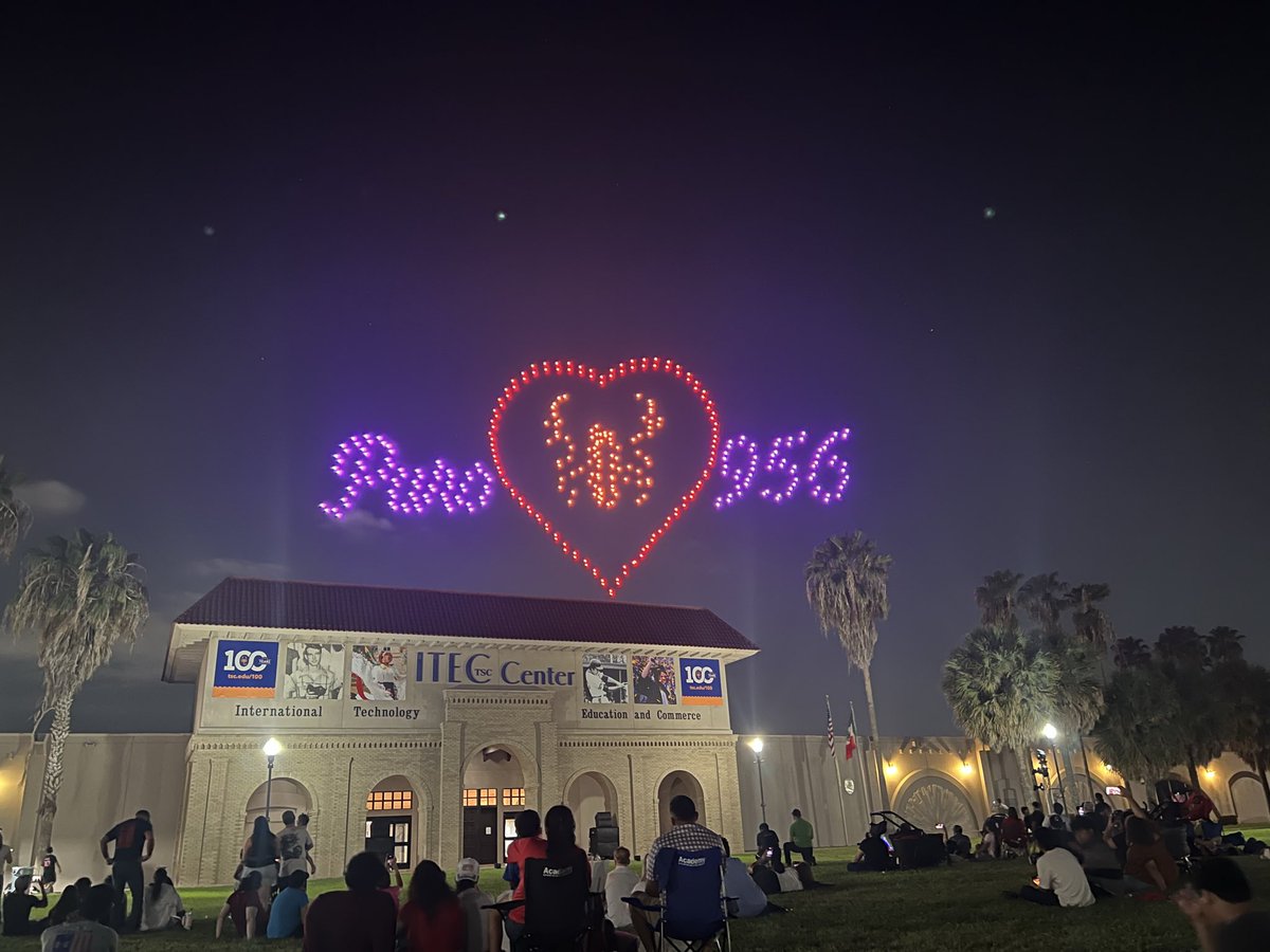IHernandez32293's tweet photo. Oh Brownsville you even have a drone show!♥️🌹🇺🇸
Never intended to catch feelings, but look at me now.💋
#BrownsvilleTx #OneCity #Puro956 #BTX #RGV #TSC100 #Texas #HEB https://t.co/AQezAINkNr