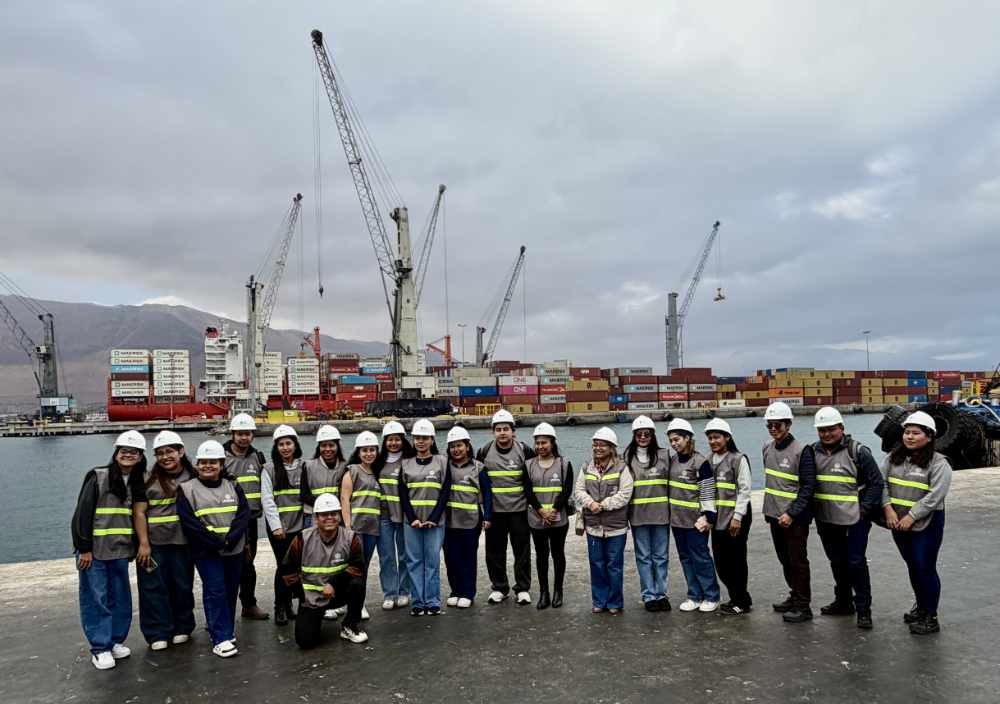 PuertodeIquique's tweet photo. En el marco de la campaña "Vive Tu Puerto", recibimos a una delegación de estudiantes de Comercio Exterior de la Universidad Tecnológica Privada de Santa Cruz (Utepsa), Bolivia 

Nota completa: https://t.co/hcgFd10JOg

#PuertoIquique #Chile #Iquique https://t.co/N0S3G2C109