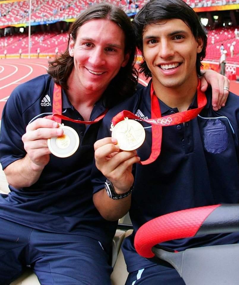 00sFootb4ll's tweet photo. Leo Messi and 'Kun' a Aguero with the Gold Medal for Argentina at the 2008 Beijing Olympics 🇦🇷🥇 https://t.co/22cEveb2UR