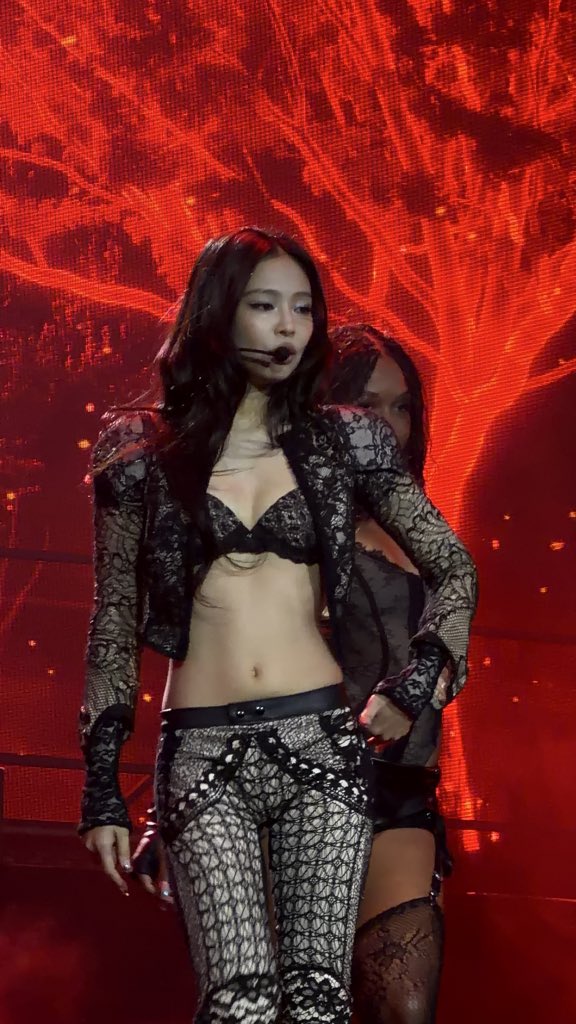 personablink's tweet photo. JENNIE SO HOT😭😭😭😭😭 https://t.co/C31cuFRMaE