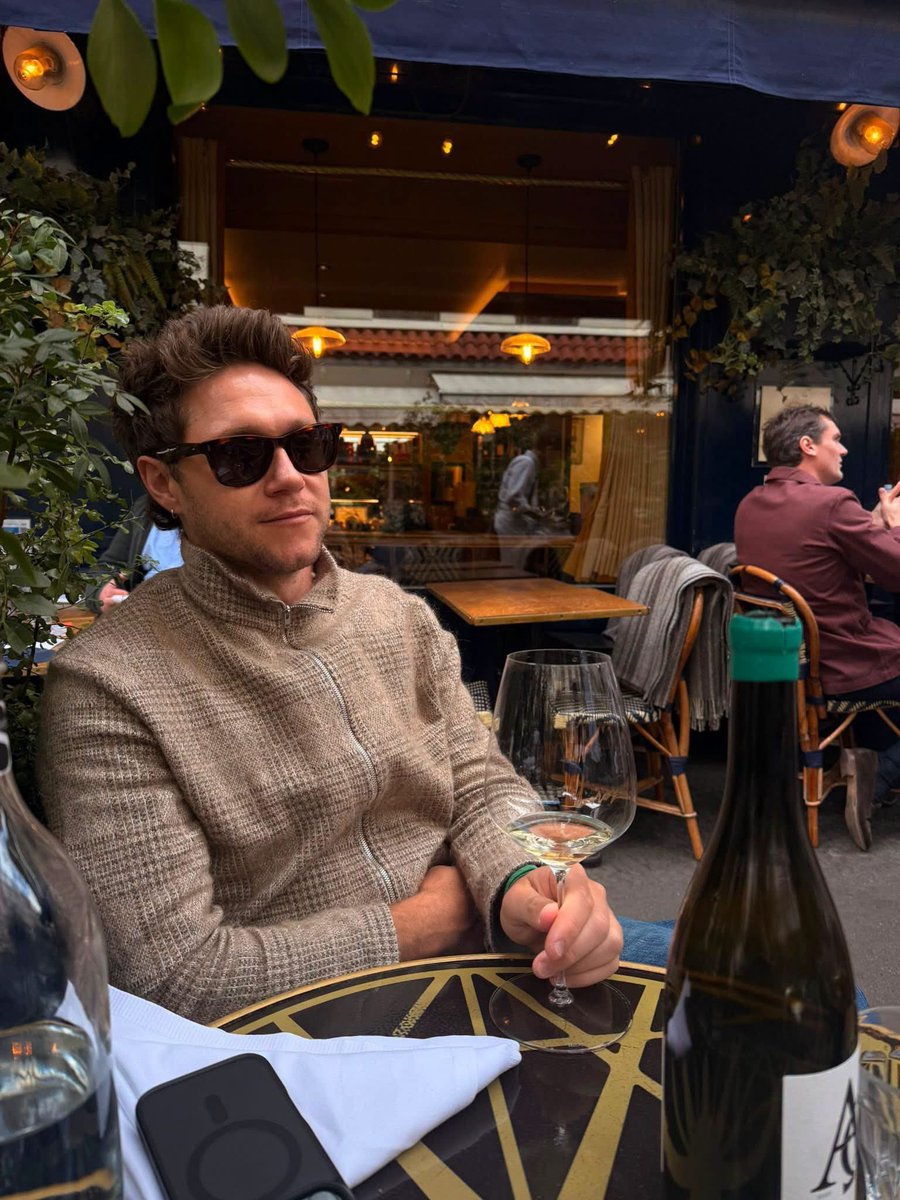 niallontours's tweet photo. New photos of Niall! https://t.co/9nJE4vOovZ