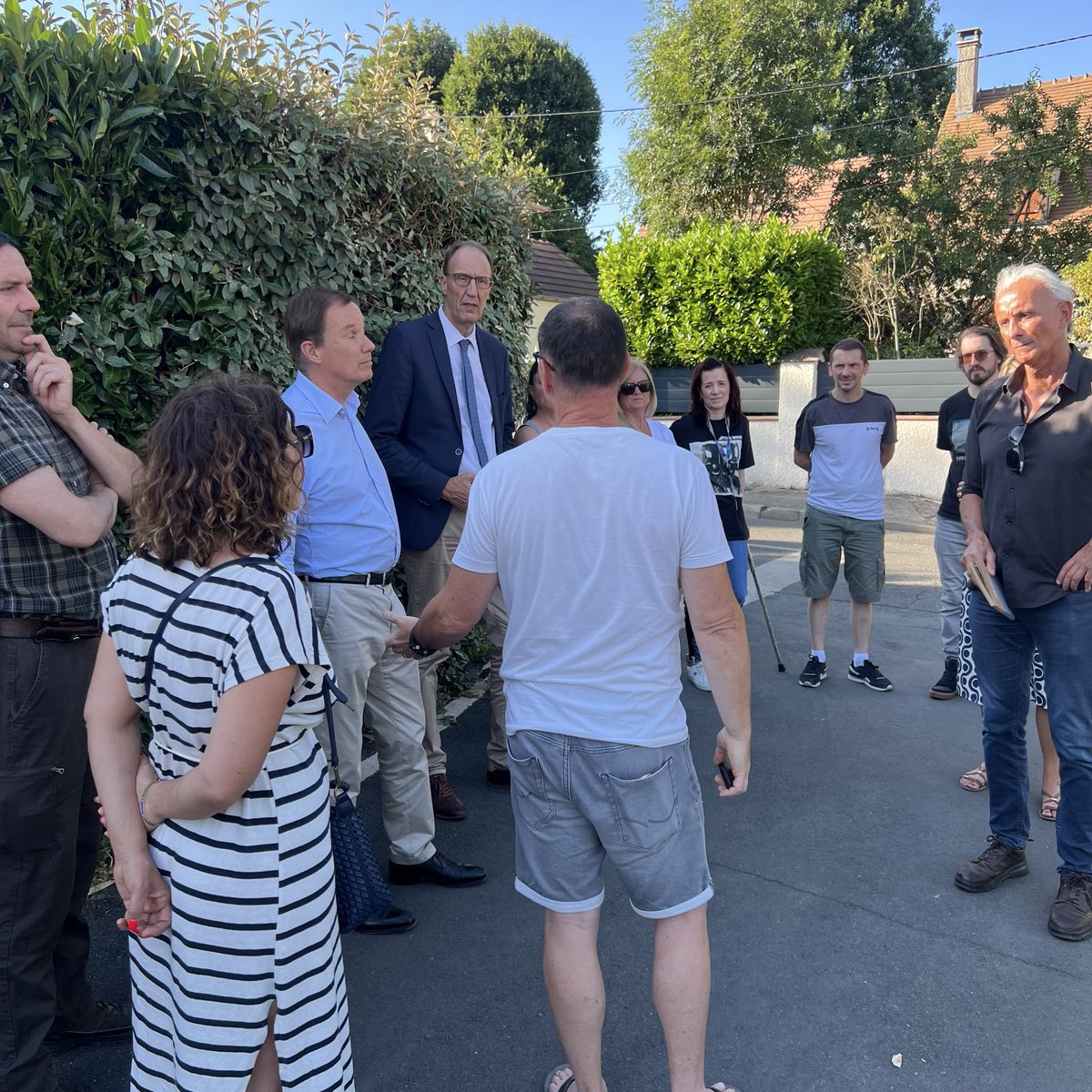 oclodong's tweet photo. Fêtes de voisins, inauguration de l’expo sculptures de Yerres Loisirs, réunion de quartier : une soirée à votre rencontre et à votre écoute. #Yerres #Essonne https://t.co/kNO9R7Yqj2